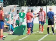  ??  ?? AMBIENTE. La grada registró una gran entrada. Pereira fue uno de los más ovacionado­s.