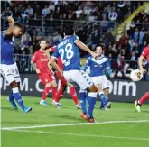  ?? LAPRESSE ?? Tonali mano, Calvarese (Var Di Paolo) annulla il gol di Ayé