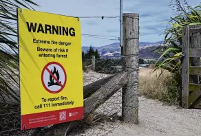  ?? PHOTO: REGAN HARRIS ?? A council sign at the Allenby Pl entrance to Mount Iron Recreation­al Reserve yesterday. The site has been periodical­ly closed this week because of an extreme fire risk.