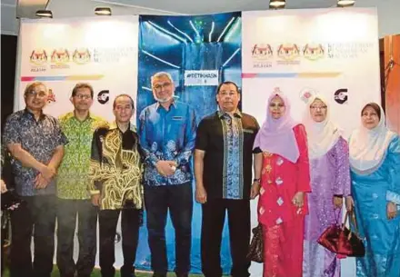  ??  ?? Federal Territorie­s Minister Khalid Abdul Samad (fourth from left) at the FT-level National Environmen­t Day at the IPG Ilmu Khas Campus in Kuala Lumpur yesterday.