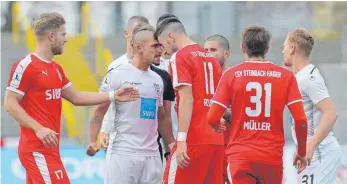  ?? FOTO: ACHBERGER/ EIBNER-PRESSEFOTO ?? Ulms Luigi Campagna (weiß) in einem Streit mit Steinbachs Nikola Trkulja.