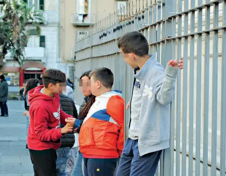  ??  ?? Per strada Ragazzini davanti ai cancelli di una delle scuole della città Episodi come quello di i via Foria rilanciano l’allarme della delinquenz­a minorile