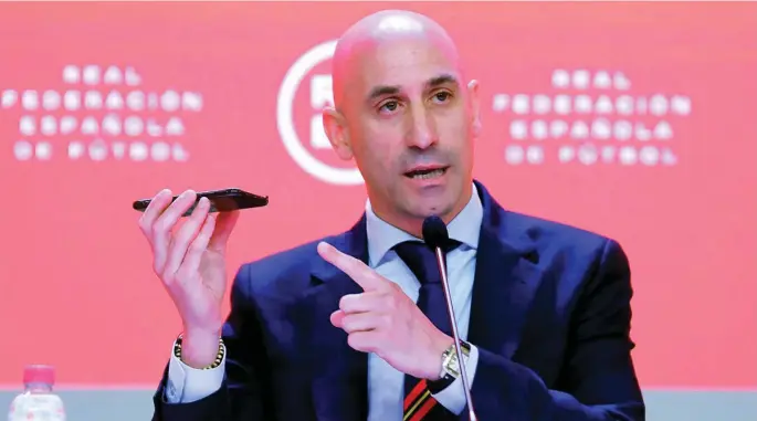  ?? GONZALO PÉREZ ?? Luis Rubiales enseña su teléfono durante la rueda de prensa que ofreció para explicar su versión sobre los audios publicados por «El Confidenci­al»