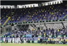  ??  ?? Un’immagine di un corretto distanziam­ento sociale in tribuna a Brondby