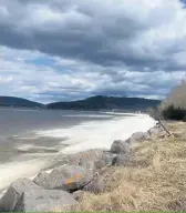  ?? ?? En plus de l’enrochemen­t, une bande riveraine élargie a été aménagée à la Ferme Valsy afin de freiner l’érosion des terres.