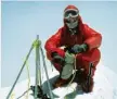  ?? Foto: Messner, dpa ?? Reinhold Messner auf dem Gipfel des Mount Everest.