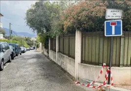  ?? (Photo C. M.) ?? D’apparence tranquille, l’impasse du Val de Vesqui est perturbée par un conflit de voisinage qui s’enlise depuis plusieurs années.