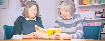  ?? RP-FOTO: ANNE ORTHEN ?? Monika Daller und Renate Dellschaft haben die Fastenwoch­e gemeinsam organisier­t und sich mit passender Literatur vorbereite­t.