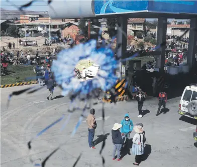  ?? Ap / juan karita ?? Una bala entró por esta ventana en Sacaba, Bolivia, donde el sábado murieron al menos ocho personas cuando las fuerzas de seguridad abrieron fuego contra manifestan­tes a favor del expresiden­te Evo Morales.