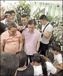  ??  ?? Special Assistant to the President Bong Go (center) is joined by Undersecre­tary Joel Sy Egco of the Presidenti­al Task Force on Media Security (left) during a visit to the wake of murdered radioman Edmund Sestoso in Dumaguete City last Thursday.