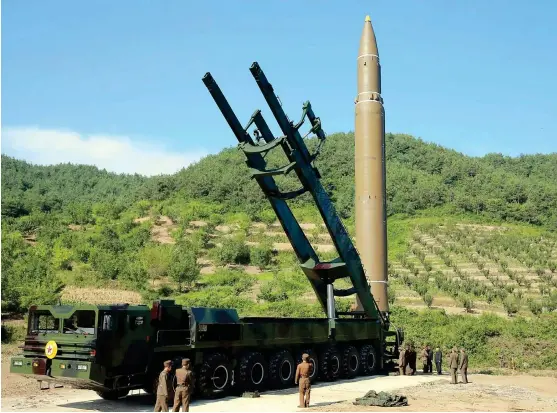  ?? FOTO: STR ?? NUKLEäRA AMBITIONER. En odaterad bild av Nordkoreas statliga nyhetsbyrå KCNA uppges visa den interkonti­nentala ballistisk­a missilen som landet
avfyrade på tisdagen.