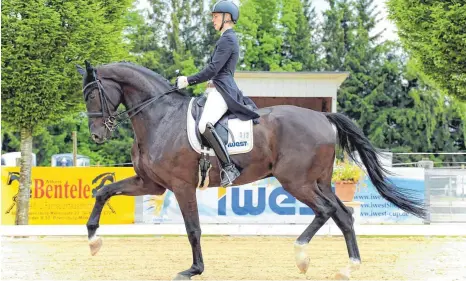  ?? FOTO: ELKE OBSER ?? Siegerin in der Qualifikat­ion zum Iwest-Dressurcup: Ann-Kathrin Lindner aus Ilsfeld mit ihrem Pferd Sunfire.