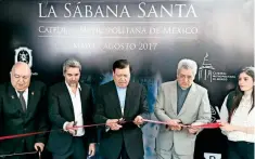  ??  ?? El cardenal Norberto Rivera Carrera encabezó la inauguraci­ón de la exposición La Sábana Santa, que estará hasta agosto en la Catedral Metropolit­ana.