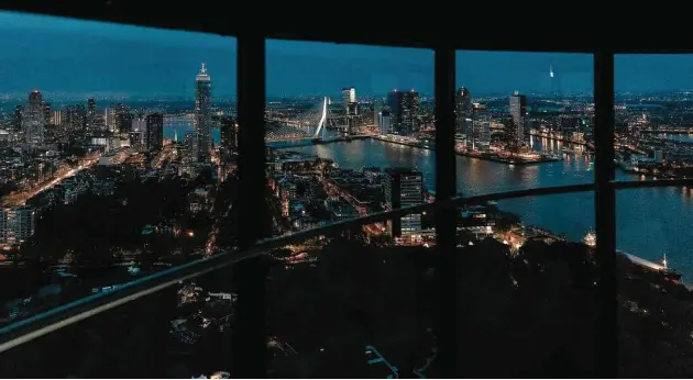  ?? Ilvy Njiokiktji­en/The New York Times ?? Vista panorâmica da cidade holandesa de Roterdã a partir da torre Euromast