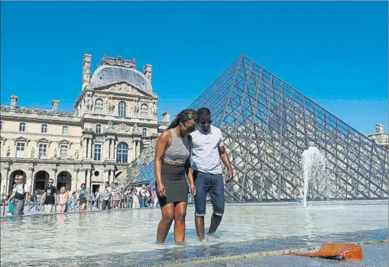  ?? PATRICK KOVARIK / AFP ?? Aquesta vegada ni la calor ni el bon temps de l’estiu no han aconseguit maquillar la caiguda del turisme. I el Louvre ha perdut un 20% dels visitants
