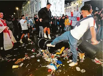  ?? Foto: ČTK ?? Vztek
Angličtí fanoušci si po porážce svého týmu s Itálií vybíjejí frustraci na koších s odpadky.