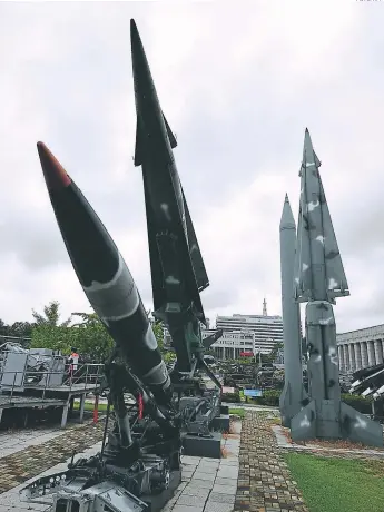  ?? FOTO: AFP ?? Réplicas de misiles norcoreano­s Scud-B con los que amenazan atacar territorio de Guam.