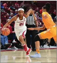  ?? NWA Democrat-Gazette/J.T. WAMPLER ?? Arkansas guard Devin Cosper
(left) drives past Tennessee’s Evina Westbrook during Thursday’s game at Walton Arena in Fayettevil­le. Cosper scored 29 points, but the Razorbacks lost 90-85 to the No. 11 Lady Volunteers.