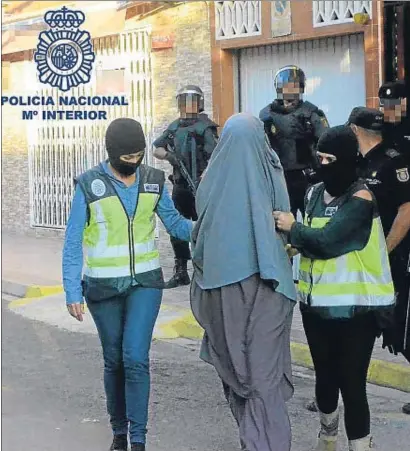  ?? EFE ?? La Policía detuvo en Xeraco (Valencia) a una joven de unos 20 años por su vinculació­n con el EI