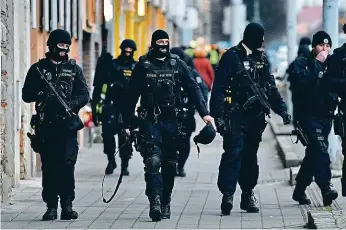 ?? FOTO MAFRA – PATRIK UHLÍŘ ?? Zásahová jednotka policie pomáhala s hledáním střelce v Lidické ulici v Brně