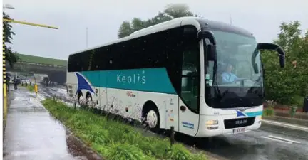  ?? FOTO RR ?? De bus met de 77ste Sint-paulus Scouts komt aan ter hoogte van het scoutsloka­al aan de Drie Eikenstraa­t.