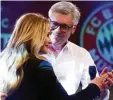  ?? Foto: dpa ?? Selten hat man Carlo Ancelotti so ent spannt lächeln gesehen, wie hier beim Tänzchen mit Anastacia. Die Sängerin hatte ihren Halbzeit Auftritt im Stadion dermaßen überzogen, dass die Partie erst mit zehn Minuten Verspätung wie der beginnen konnte.