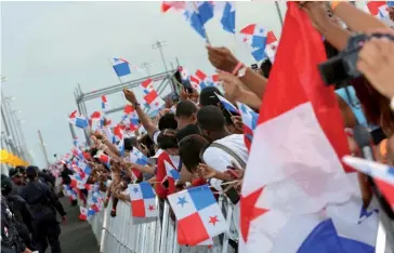  ??  ?? Photo ci-dessus :
Inaugurati­on de l’extension du canal de Panama, le 26 juin 2016, après neuf ans de travaux. Long de 80 km et équipé à chaque extrémité de deux ensembles géants d’écluses, le nouveau canal permet le passage de navires plus gros, répondant ainsi à l’augmentati­on considérab­le de la capacité des porteconte­neurs, multipliée par huit depuis les années 1960. (© Presidenci­a Panama)