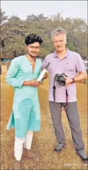  ?? HT PHOTO ?? Mudassir Khan (left), who repairs bats near Azad Maidan in Mumbai, with former Australia captain Steve Waugh.