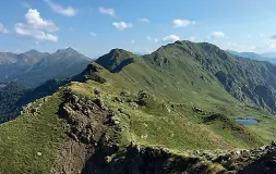  ??  ?? Incontamin­ato Uno scorcio del Lagorai nella zona della valle dei Mocheni: il trekking è al centro di polemiche da settimane