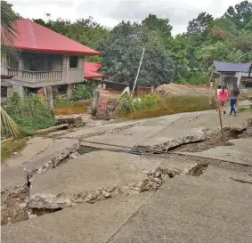  ??  ?? Mairamanto metten ti balay iti kanigid kadagiti nagpanawan a balay iti Amguid.