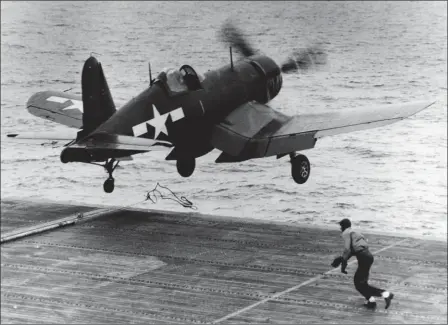  ?? DR ?? Un “Corsair” de la VMF-512 est catapulté du porte-avions Sargent Bay le 2 juin 1945.