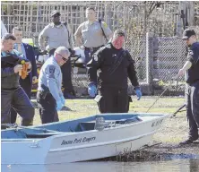  ?? STAFF PHOTO BY NICOLAUS CZARNECKI ?? GRIM FIND: Investigat­ors work the scene where a body was found yesterday in the Muddy River in Boston.