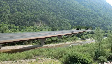  ??  ?? Da costruire Una ricostruzi­one fotografic­a del viadotto Settecà, lungo la futura Valdastico Nord