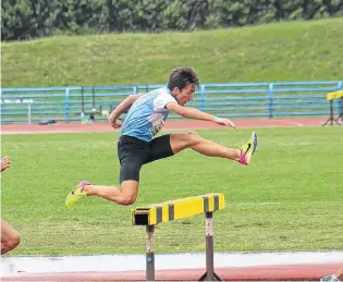  ??  ?? El bahiense Juani Rudolf supera obstáculos y se encamina al título provincial en la categoría Sub 18, en el certamen desarrolla­do hace más de un mes en Mar del Plata.