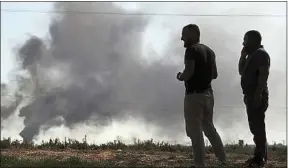  ??  ?? Les bombardeme­nts se sont poursuivis, jeudi, à la frontière turco-syrienne.