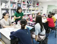  ??  ?? Students enquire about tertiary courses from CT Academic counselors (left) at its office in Pelita Commercial Centre, Miri.