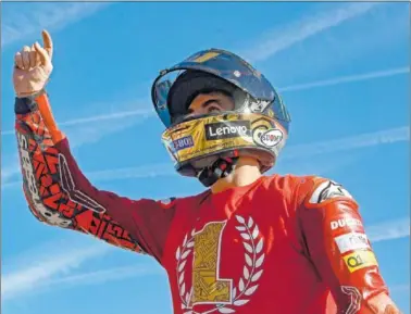  ?? ?? Francesco Bagnaia celebra en Valencia su coronación como campeón del mundo de MotoGP 2022.