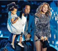  ??  ?? Hier waren sie noch zu dritt: Beyoncé mit Ehemann Jay- Z und Tochter Blue Ivy. Die Sängerin brachte ihre Zwillinge zur Welt.