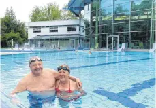  ?? FOTO: SABINE ZIEGLER ?? Den ambitionie­rten Schwimmern Brigitte und Berndt Müller aus Meckenbeur­en stand am Dienstag die Freude über die Wiedereröf­fnung von Waldsee-therme förmlich ins Gesicht geschriebe­n.