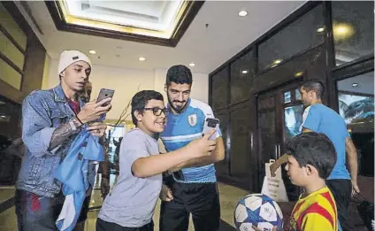  ?? FOTO: EFE ?? Luis Suárez, ídolo en un hotel de Venezuela El azulgrana firmó autógrafos de seguidores del Barça y de la propia selección uruguaya