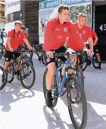  ?? FOTOS (2): CHRISTOF WOLFF ?? Mit dem Fahrrad zum Trainingsp­latz (v.l.): Taylan Duman, Marcel Sobottka und Rouwen Hennings.