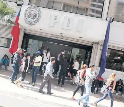  ??  ?? ► Inmigrante­s hacen fila en el exterior de la Jefatura Nacional de Extranjeri­a y Policía Internacio­nal.