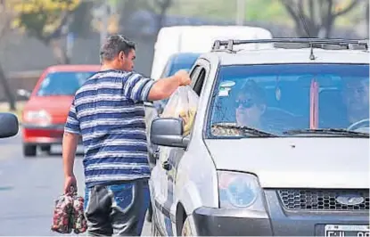  ?? (LA VOZ / ARCHIVO) ?? Verdulería ambulante. Para la Municipali­dad, el 15% es venta ilegal. Para los productore­s, el 25%.