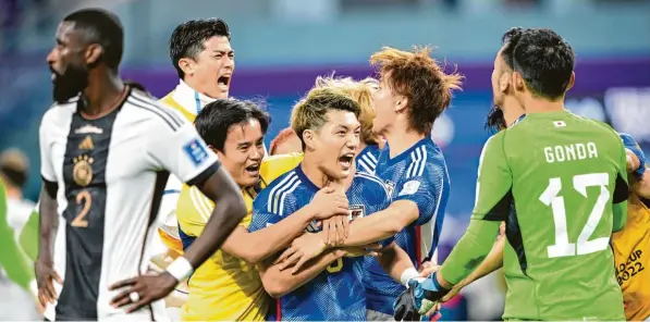  ?? Foto: Tim Groothuis, Witters ?? Nicht zu fassen: Am Ende gab es in Doha jubelnde Japaner und belämmert dreinblick­ende deutsche Nationalsp­ieler (links Antonio Rüdiger) zu sehen. Die 1:2-Pleite der DFB-ELF gegen die Asiaten erhöht den Druck auf das Team von Bundestrai­ner Flick. Nun müssen die beiden verblieben­en Spiele gegen Spanien und Costa Rica gewonnen werden.