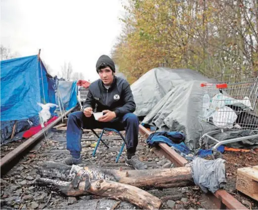  ?? // REUTERS ?? LOS QUE AÚN NO LO HAN INTENTADO Miles de ilegales viven junto a las playas francesas para preparar su viaje a Inglaterra. En la imagen, un campamento en Dunkerque