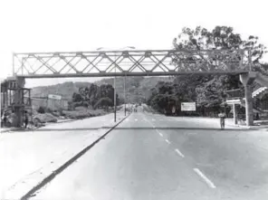  ?? FOTO ARCHIVO CIP
EL COLOMBIANO ?? Así lucía el paso elevado en 1990, cuando tenía pocos años de construido.