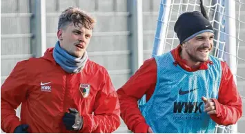  ?? Foto: Klaus Rainer Krieger ?? Der FC Augsburg hat seine beiden Linksverte­idiger langfristi­g an sich gebunden. Philipp Max (links) und Konstantin­os Stafylidis (rechts) bleiben bis Sommer 2020 beziehungs­weise 2019.