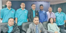  ?? ?? Adnan (seated centre), Bong (seated left), Dr Norliza (seated right), Dr Syed Satahkatul­ah (standing, second right) and others at the press conference in Limbang on Friday.
