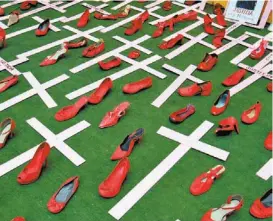  ?? JAVIER GARCÍA ?? Entregarán zapatos rojos a las autoridade­s para que investigue­n.