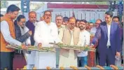  ?? HT PHOTO ?? Haryana cooperativ­e minister Banwari Lal inaugurati­ng crushing operations in Shahbad on Tuesday.